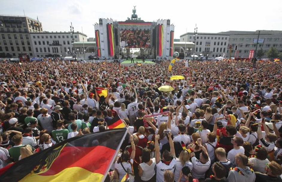 La piazza principale di Berlino, sotto la Porta di Brandeburgo,  pronta per la festa. Migliaia di tifosi stanno aspettando i campioni  del Mondo, appena atterrati al Berlin tegel Airport. Action Images